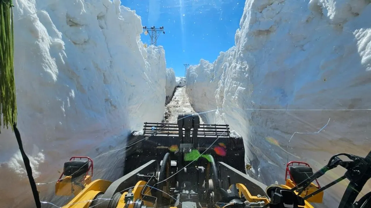 Nisanda kar boyu 6 metreyi aştı, tüneller oluştu