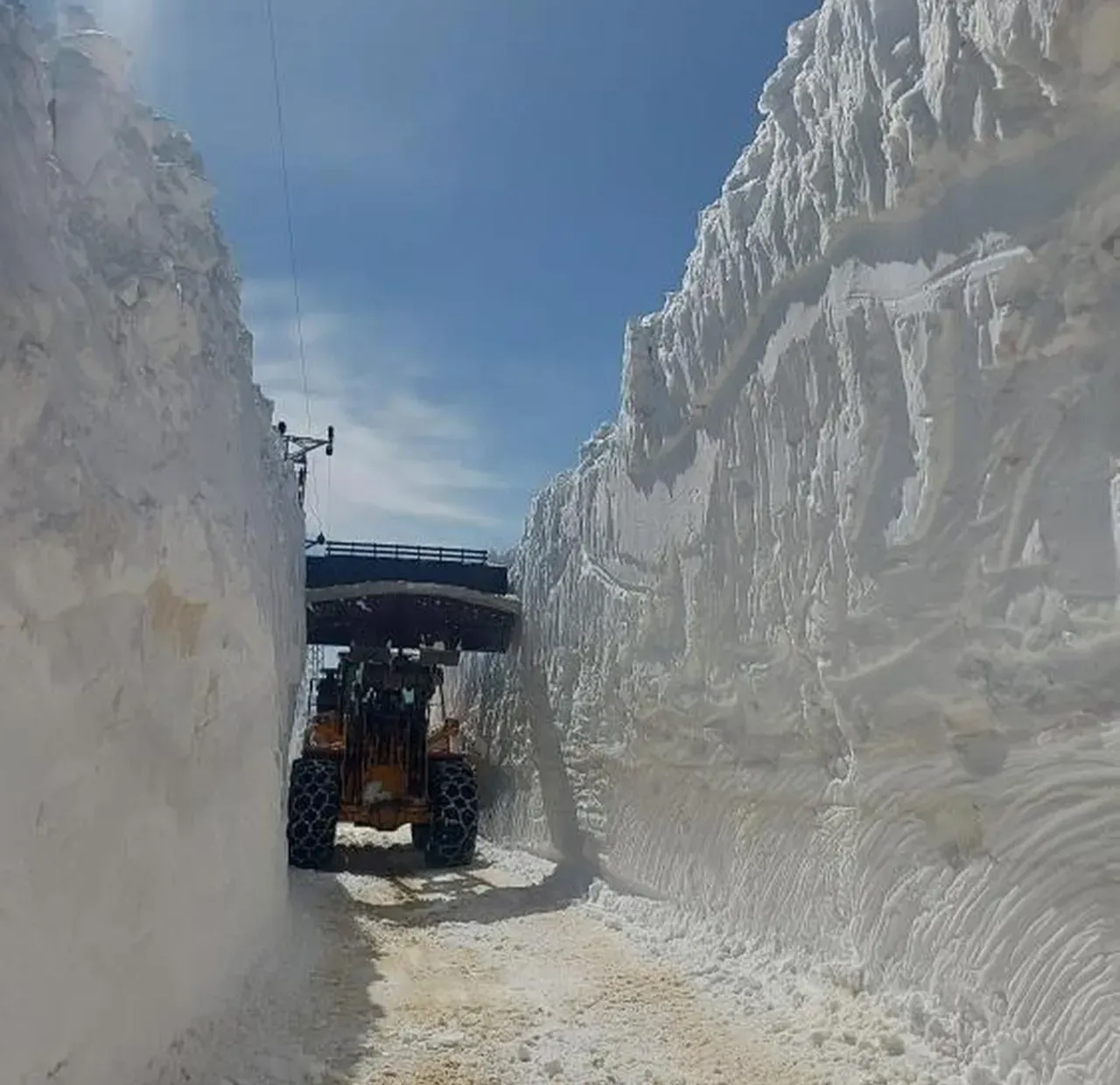 Nisanda kar boyu 6 metreyi aştı, tüneller oluştu