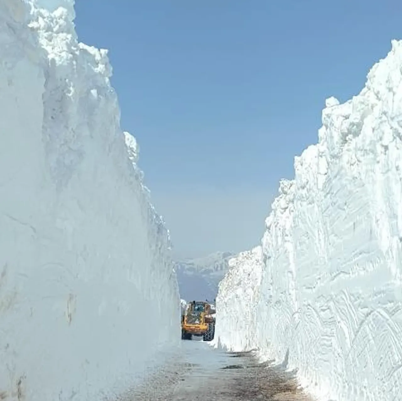 Nisanda kar boyu 6 metreyi aştı, tüneller oluştu