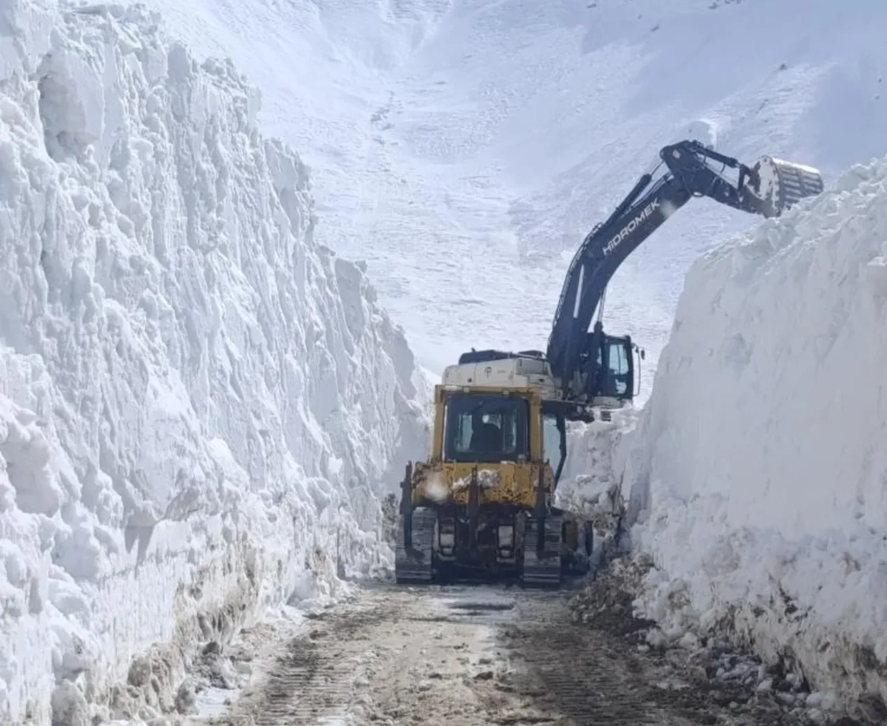 Nisanda kar boyu 6 metreyi aştı, tüneller oluştu