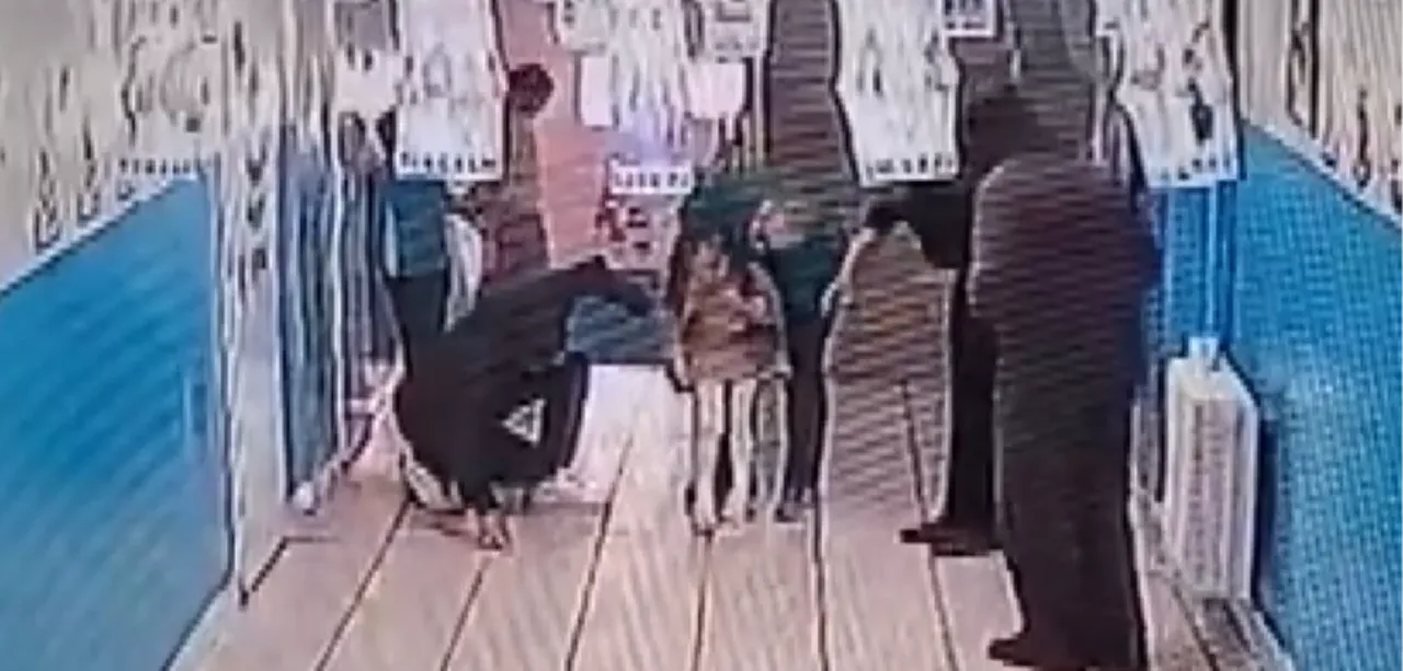 Öğretmenlerin Heimlich manevrasıyla öğrencinin hayatını kurtardığı anlar kamerada