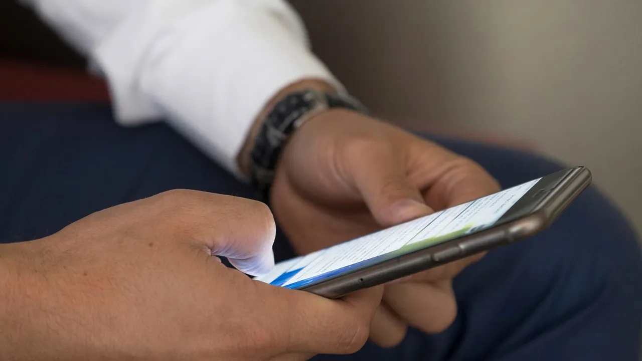 Şirket telefonundaki mesajları okumanın bedeli ağır oldu! Yargıtay'dan patrona kötü haber