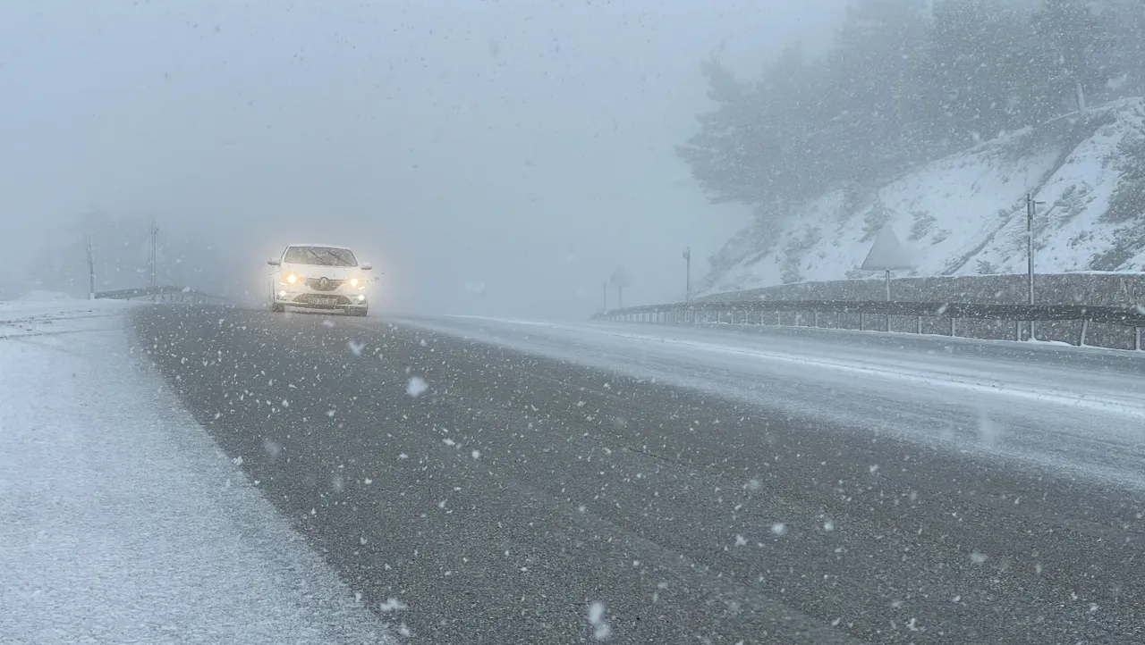 Sivas'ta kış geri döndü! Geçitler karla kaplandı