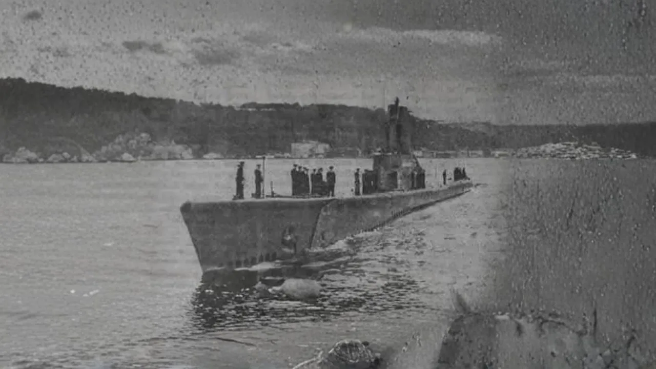 23 Nisan 1944'te denize indirilen Dumlupınar, daha önce Amerikan Deniz Kuvvetleri'nde "USS Blower" adıyla görev yapmıştı. Geçirdiği kazalar ve arızalarla kötü bir üne sahip olan Blower, Pearl Harbor'da ilk cephe görevini yapmıştı. (Not: Fotoğraf yapay zeka yöntemiyle genişletilmiştir.)