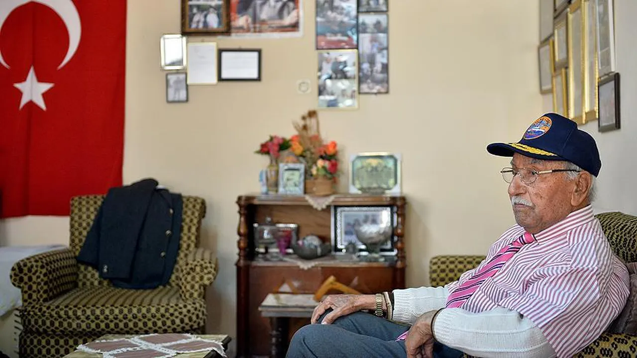 Dumlupınar denizaltısının hayatta kalan son gazisi emekli Seyir Kıdemli Başçavuş Hüseyin Akış, 2018 yılında verdiği röportajda "Dumlupınar denizaltısında bir kez daha görev yapma imkanı olsa tereddüt etmeden kabul ederdim" ifadelerini kullanmıştı.