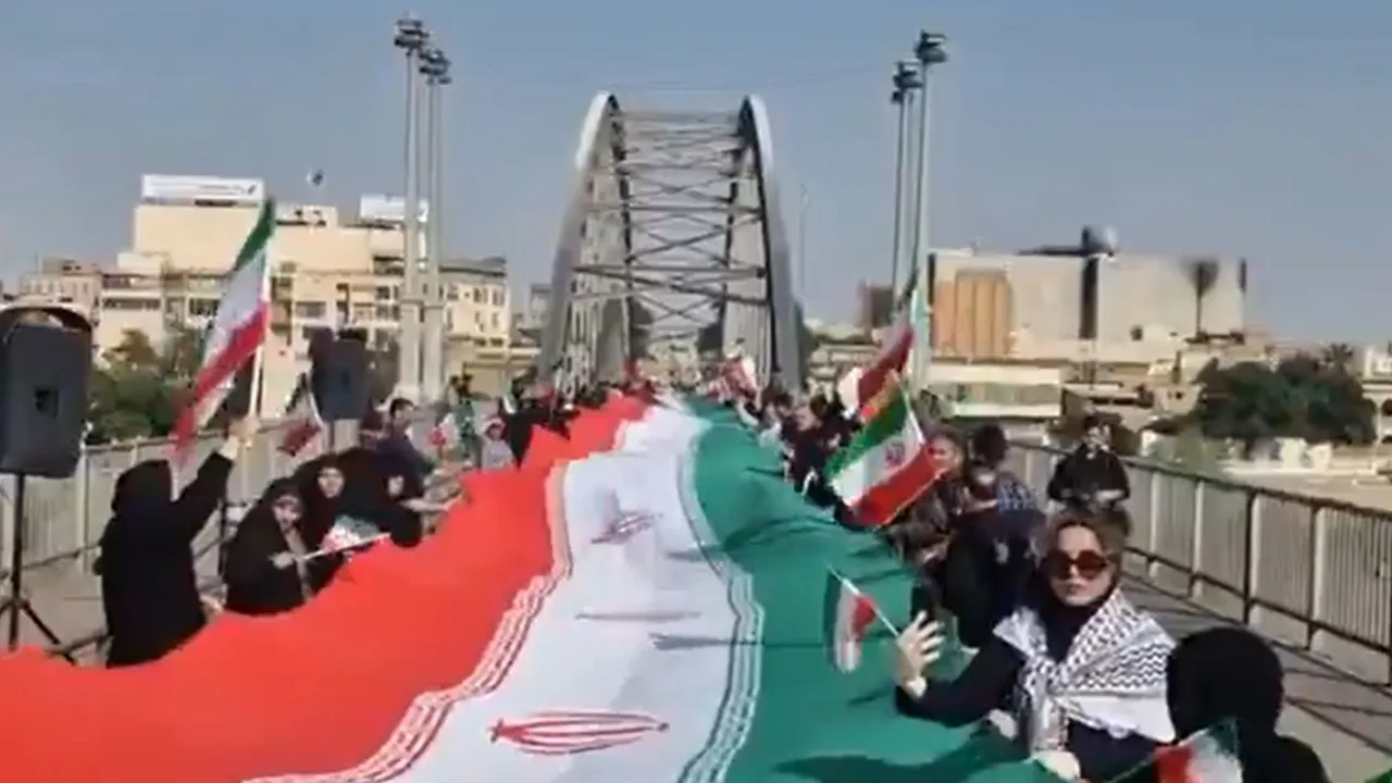 Trump'ın verdiği süre dolmadan İsrail saldırdı: Elektrik santrallerine siviller kalkan oluyor