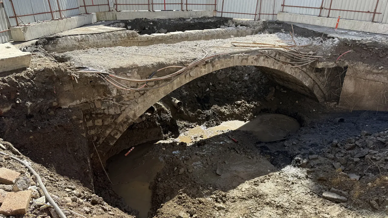 Yol çalışmasında herkesi şaşırtan keşif: Rize'de asfaltın altından tarih çıktı!