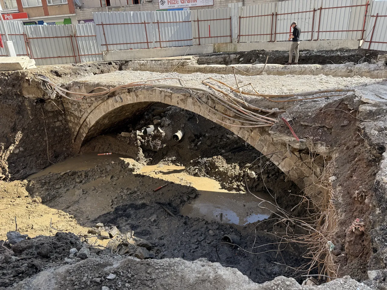 Yol çalışmasında herkesi şaşırtan keşif: Rize'de asfaltın altından tarih çıktı!
