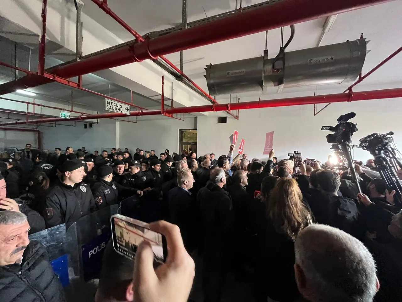 Bursa Büyükşehir Belediye Meclisinde seçim öncesi arbede! 200 CHPli camları kırıp binaya girdi