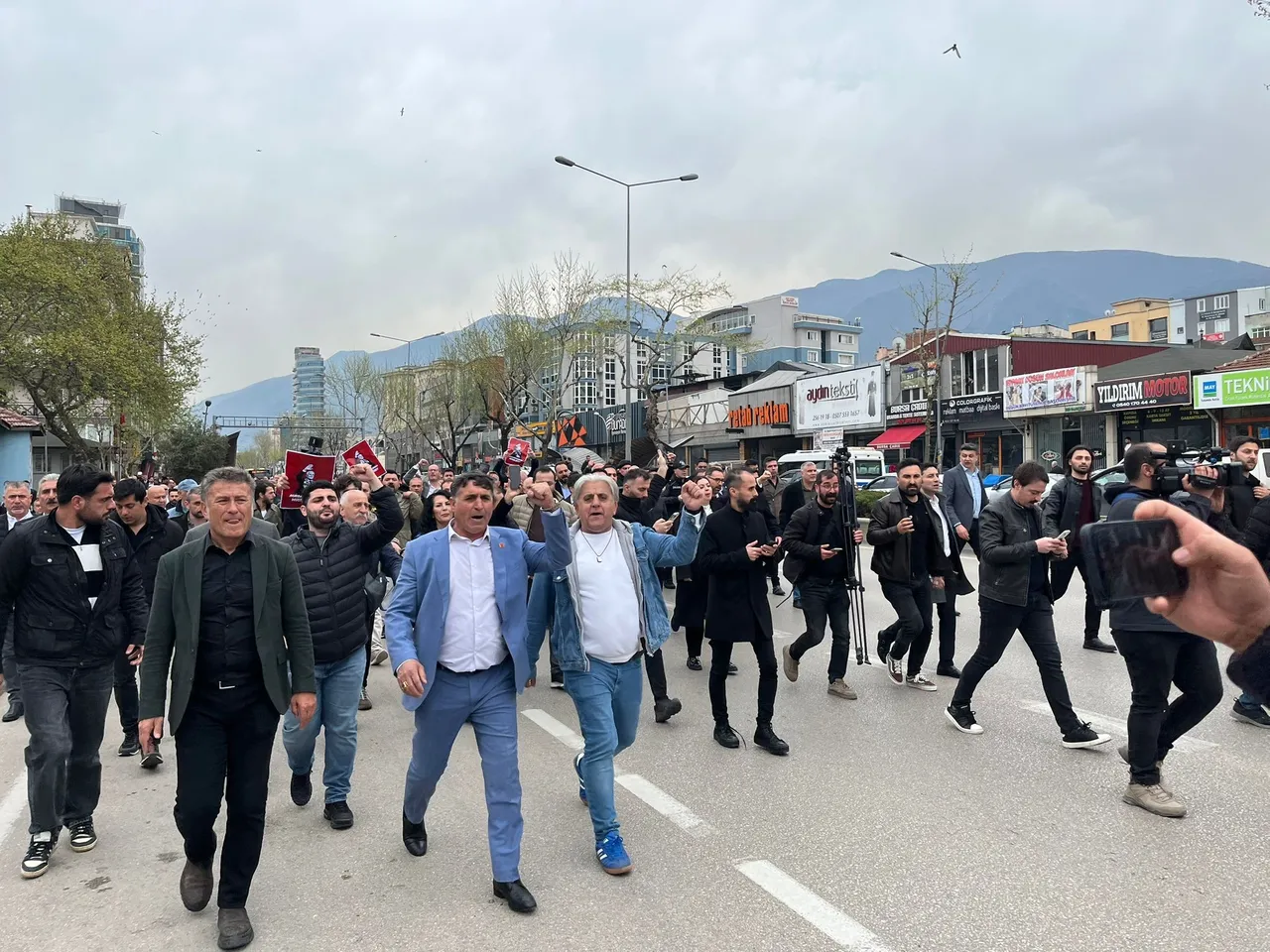 Bursa Büyükşehir Belediye Meclisi'nde seçim öncesi arbede! 200 CHP'li camları kırıp binaya girdi