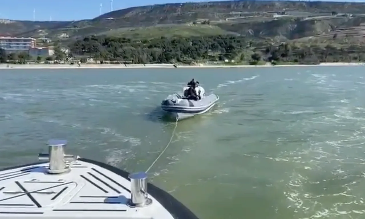 çanakkale'de sürüklenen botun yardımına sahil güvenlik yetişti