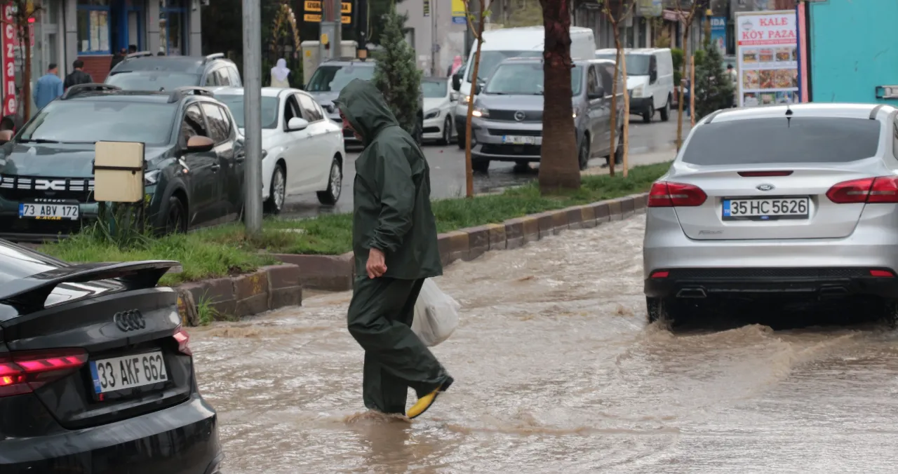 Cizre'de yarım saat süren sağanak yetti! Göle dönen caddelerde zor anlar yaşandı