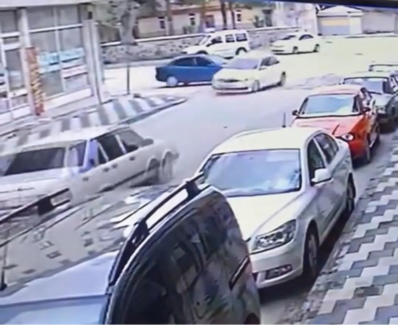 Elazığ'daki trafik kazası ucuz atlatıldı! Çarpışma anı güvenlik kamerasında