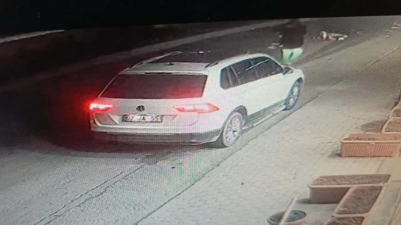 Güvenlik kamerası kaydetti! Açılan otomobil kapısına çarpan sürücü hastanelik oldu