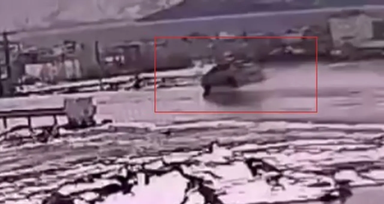 Güvenlik kamerası kaydetti! Direksiyon hakimiyetini kaybeden otomobil böyle takla attı