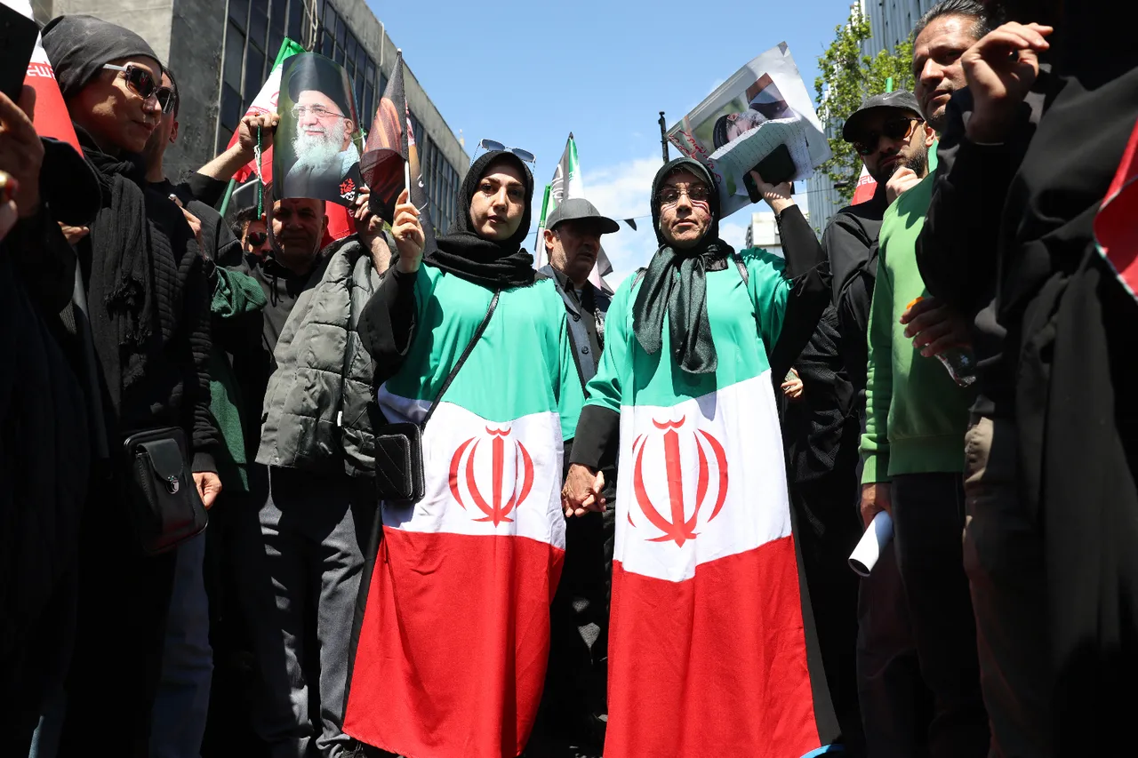 Hamaney’in ölümünün 40. gününde anma yürüyüşü düzenlendi! Yüz binlerce kişi sokaklara döküldü