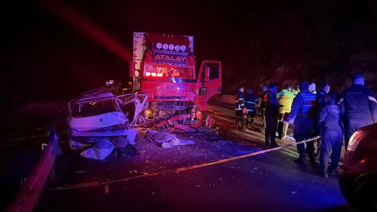 Isparta'da can pazarı! Araba kamyonla çarpıştı, ölü ve yaralılar var