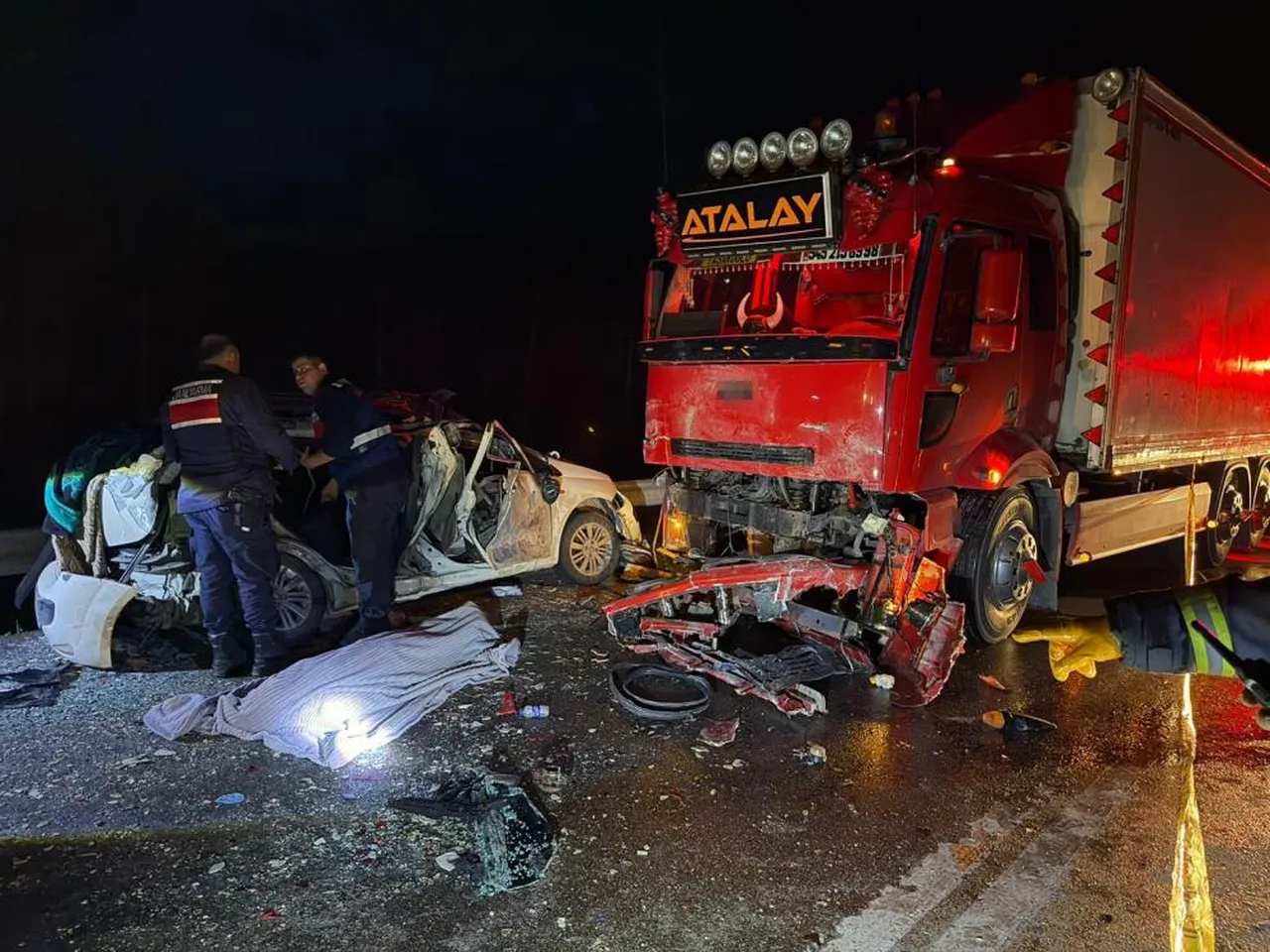 Isparta'da can pazarı! Araba kamyonla çarpıştı, ölü ve yaralılar var