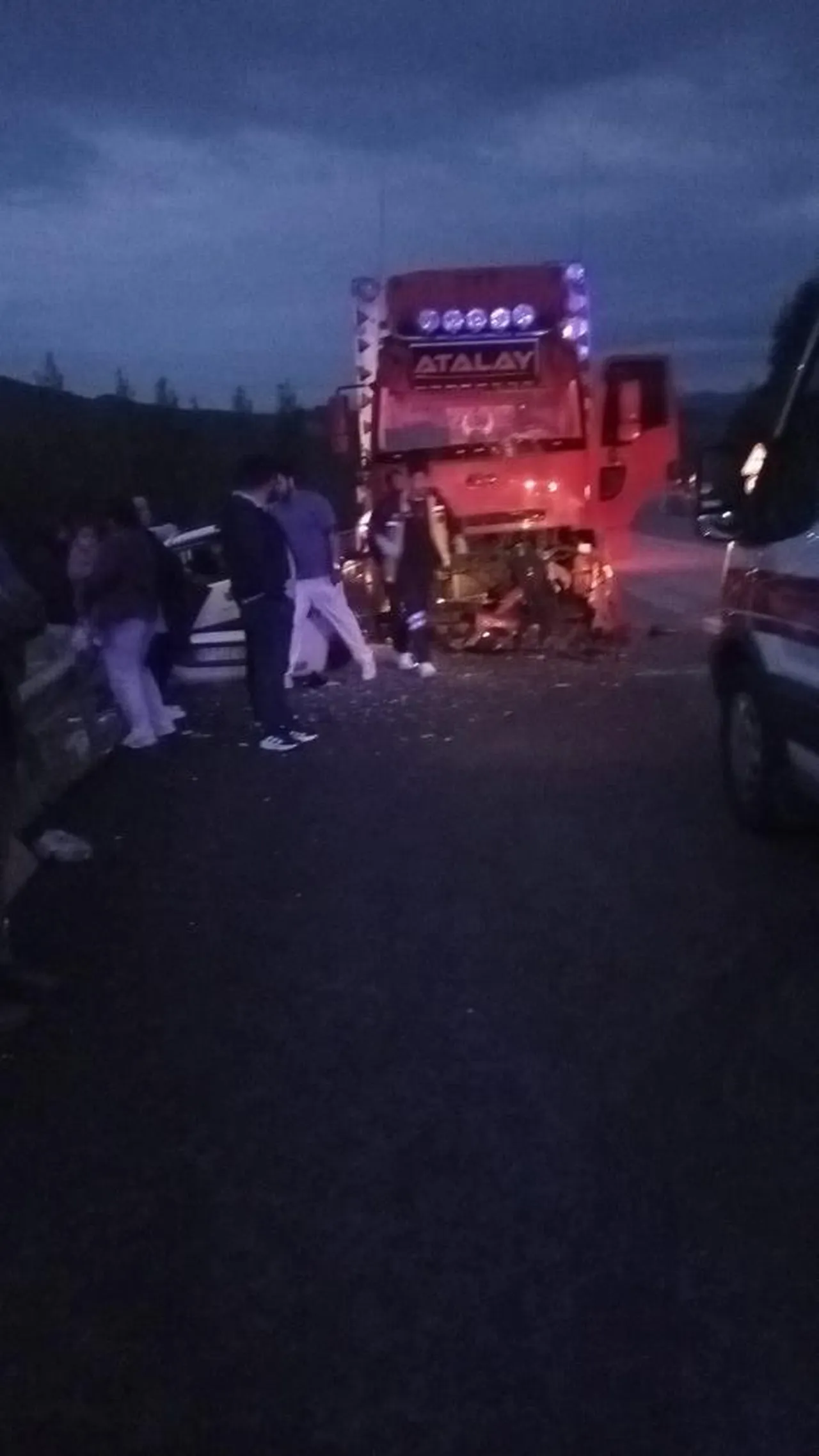 Isparta'da can pazarı! Araba kamyonla çarpıştı, ölü ve yaralılar var