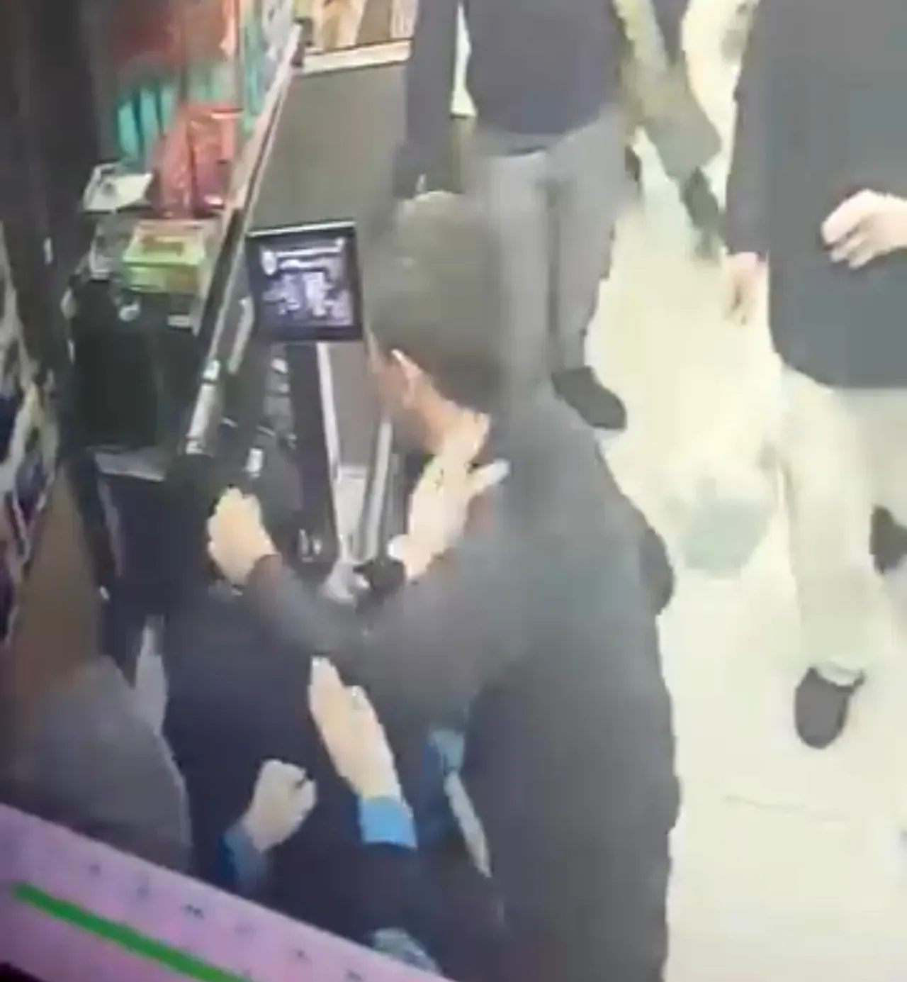 Markette poşet kavgası! Kadın kasiyeri yumruklayarak darbetti