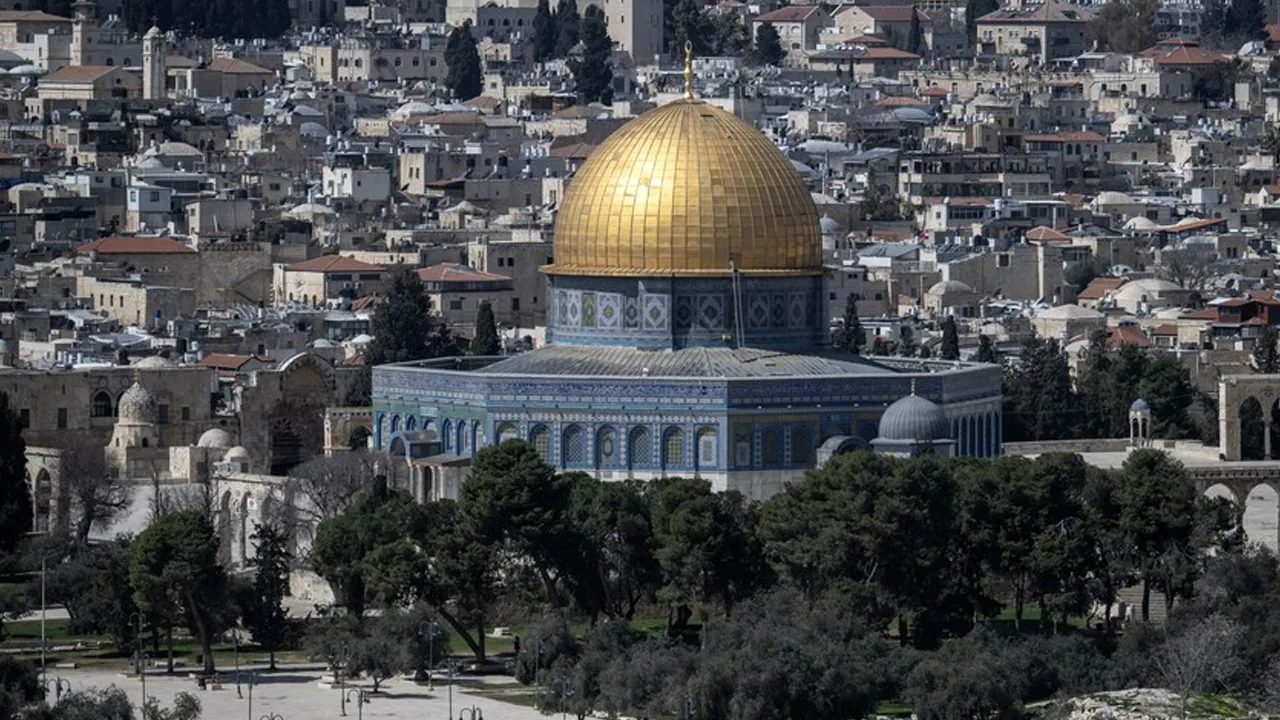Mescid-i Aksa, 41 gün sonra ibadete açıldı