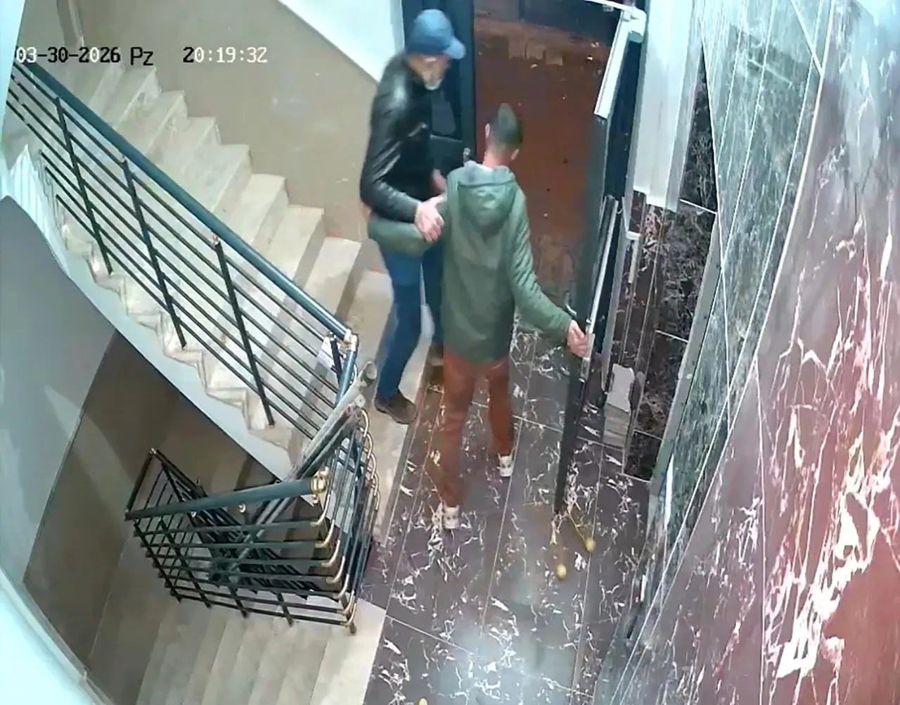 Nevşehir’de kan donduran olay! Eski eşinin erkek arkadaşını yere yatırdı, yumruk attı, defalarca başına taşla vurdu