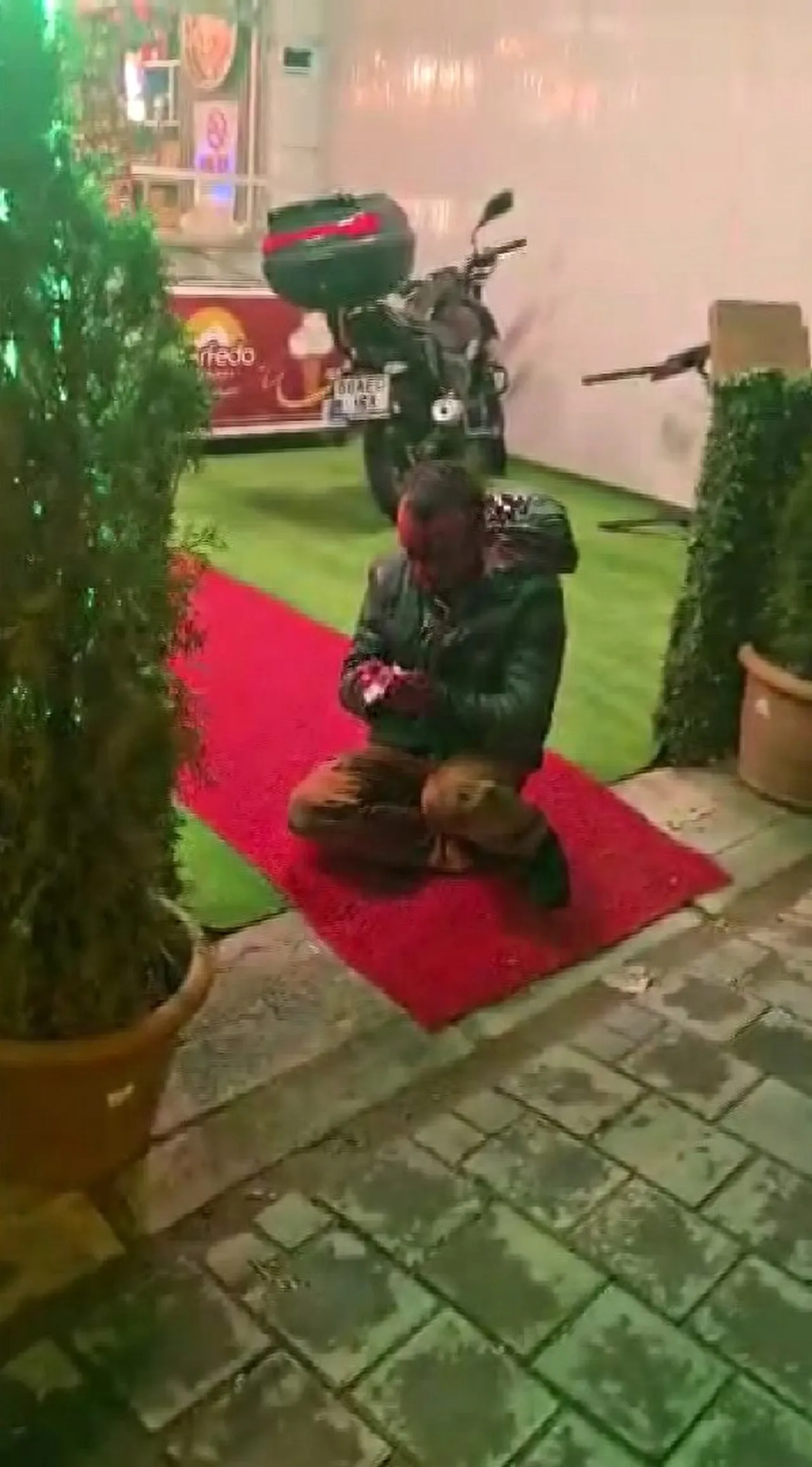 Nevşehir’de kan donduran olay! Eski eşinin erkek arkadaşını yere yatırdı, yumruk attı, defalarca başına taşla vurdu