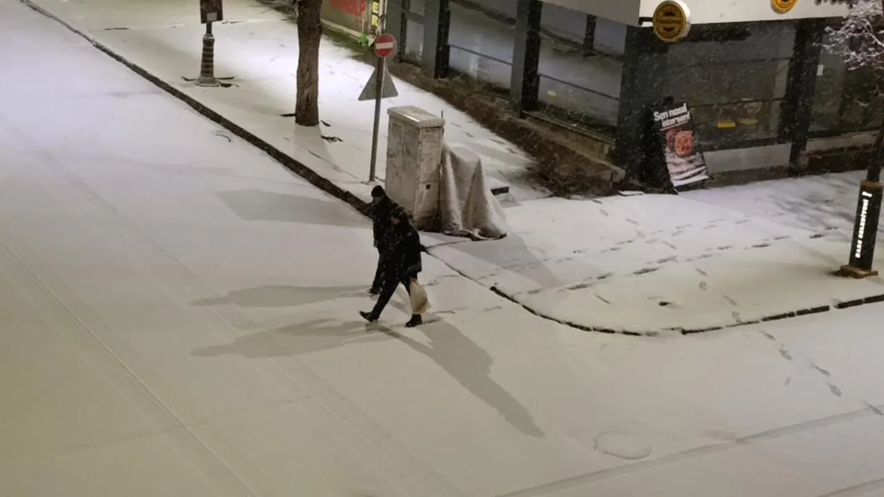 Nisan ayında kar sürprizi! Şehir 5 dakikada bembeyaz oldu