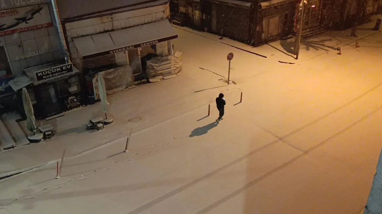 Nisan ayında kar sürprizi! Şehir 5 dakikada bembeyaz oldu