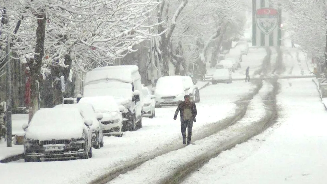 Nisan ayında kar sürprizi! Şehir 5 dakikada bembeyaz oldu