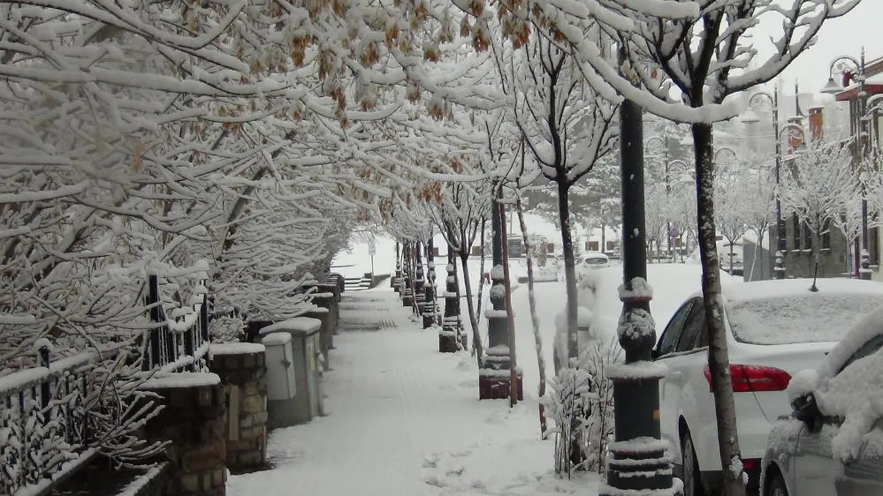 Nisan ayında kar sürprizi! Şehir 5 dakikada bembeyaz oldu