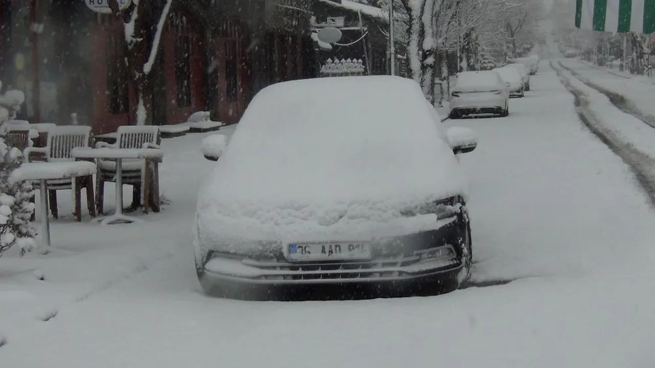 Nisan ayında kar sürprizi! Şehir 5 dakikada bembeyaz oldu