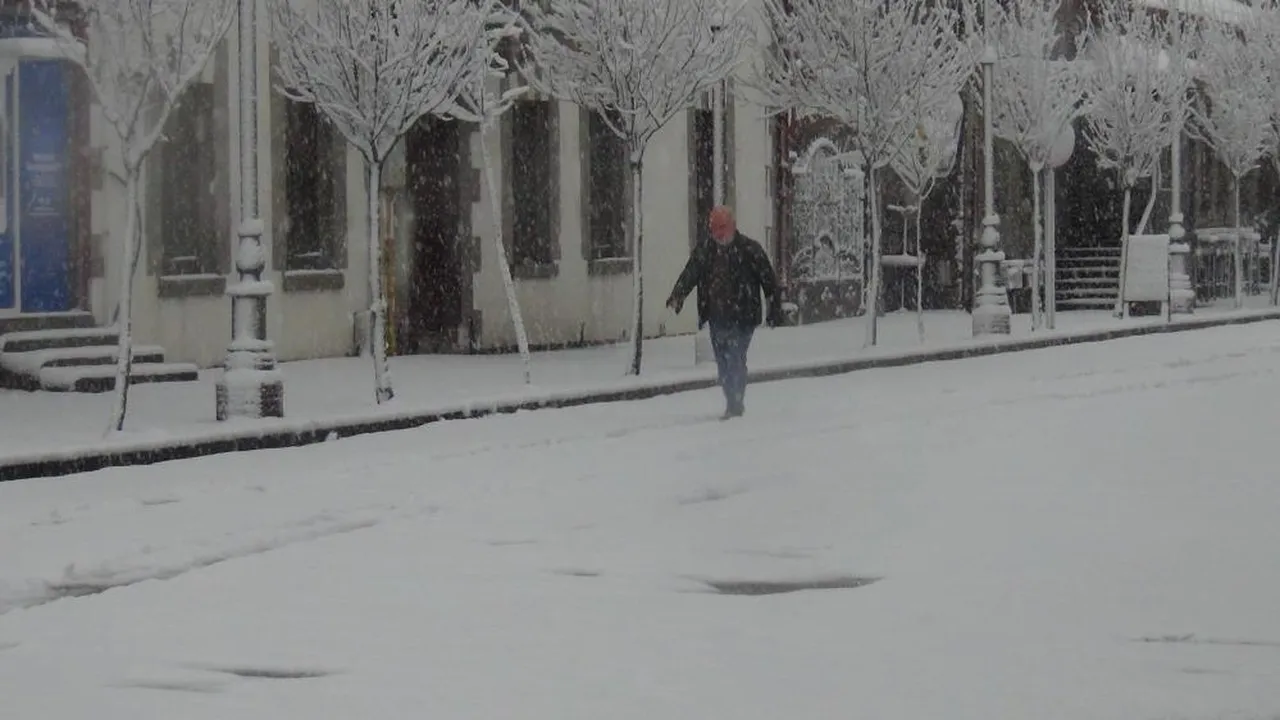 Nisan ayında kar sürprizi! Şehir 5 dakikada bembeyaz oldu