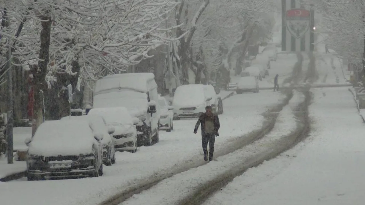 Nisan ayında kar sürprizi! Şehir 5 dakikada bembeyaz oldu