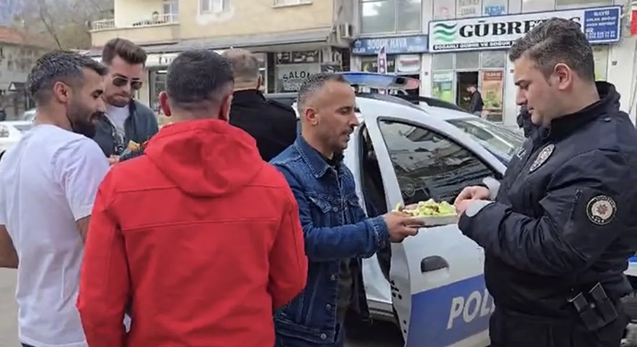Polise sürpriz! ‘Kavga var’ diye gittiler, kutlamayla karşılaştılar