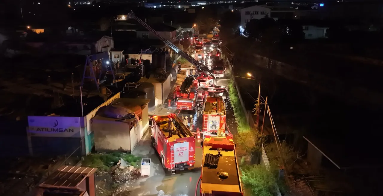 Tuzla'da korkutan fabrika yangını! Alevler kontrol altında