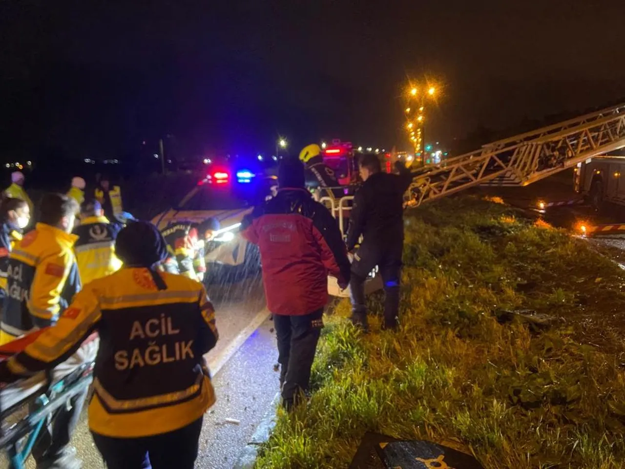 Balıkesir Bandırma'da yolcu otobüsü devrildi: Çok sayıda ölü ve yaralı var!