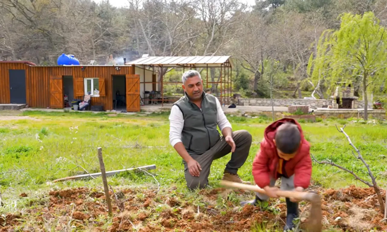 Bülent Polat şehir hayatını bırakıp köye yerleşti… 6 dönümlük arazide elektrik yok, telefon çekmiyor