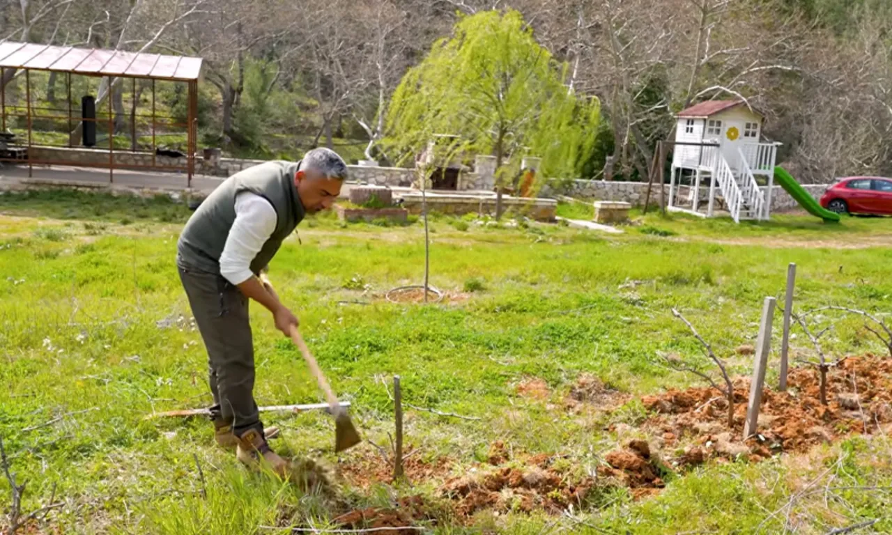 Bülent Polat şehir hayatını bırakıp köye yerleşti… 6 dönümlük arazide elektrik yok, telefon çekmiyor