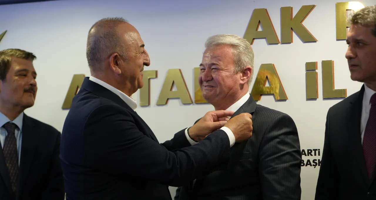 CHP'den istifa etti, AK Parti'ye geçti! Rozetini Çavuşoğlu taktı