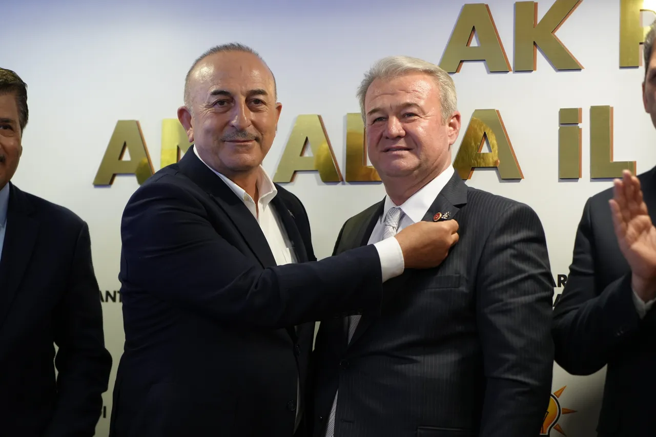 CHPden istifa etti, AK Partiye geçti! Rozetini Çavuşoğlu taktı