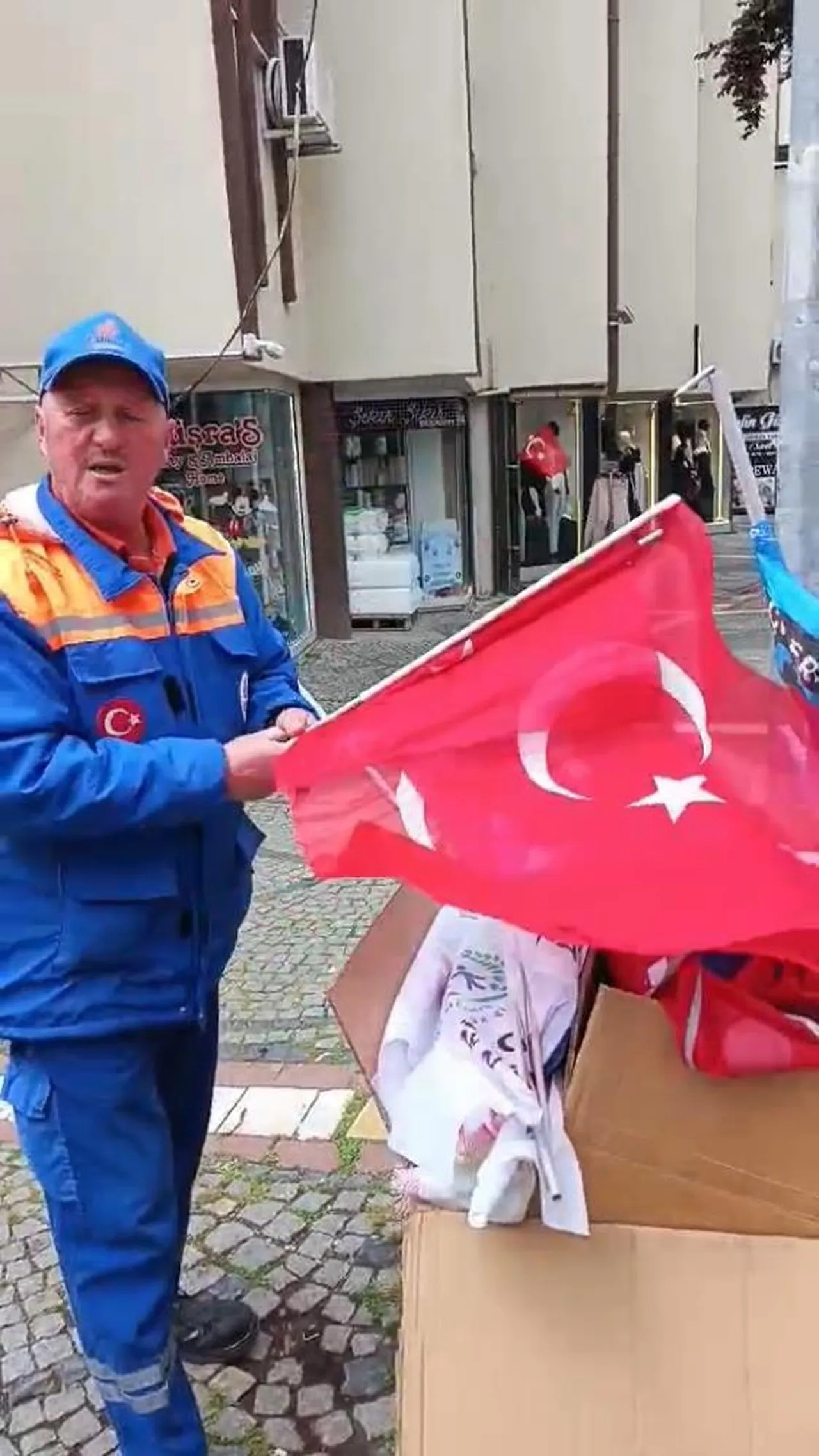 Edirne'de skandal görüntüler! 1 Mayıs sonrası Türk bayraklarını çöpe attılar