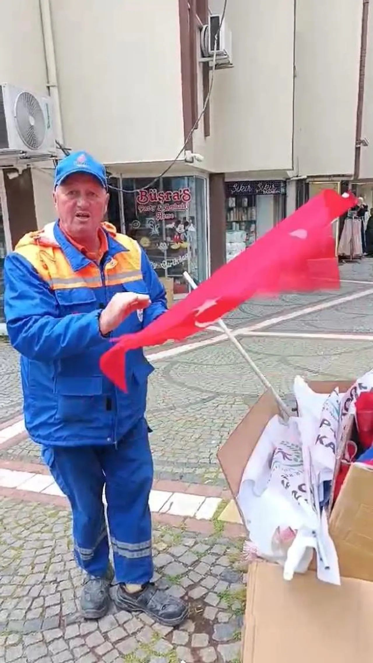 Edirne'de skandal görüntüler! 1 Mayıs sonrası Türk bayraklarını çöpe attılar