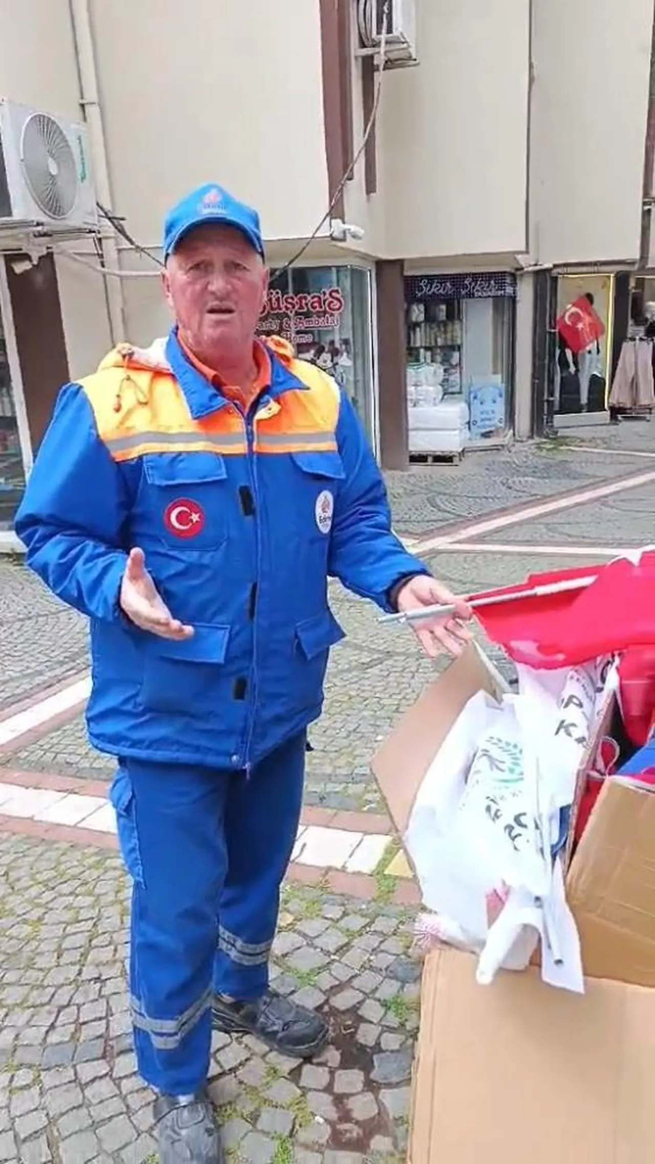 Edirne'de skandal görüntüler! 1 Mayıs sonrası Türk bayraklarını çöpe attılar