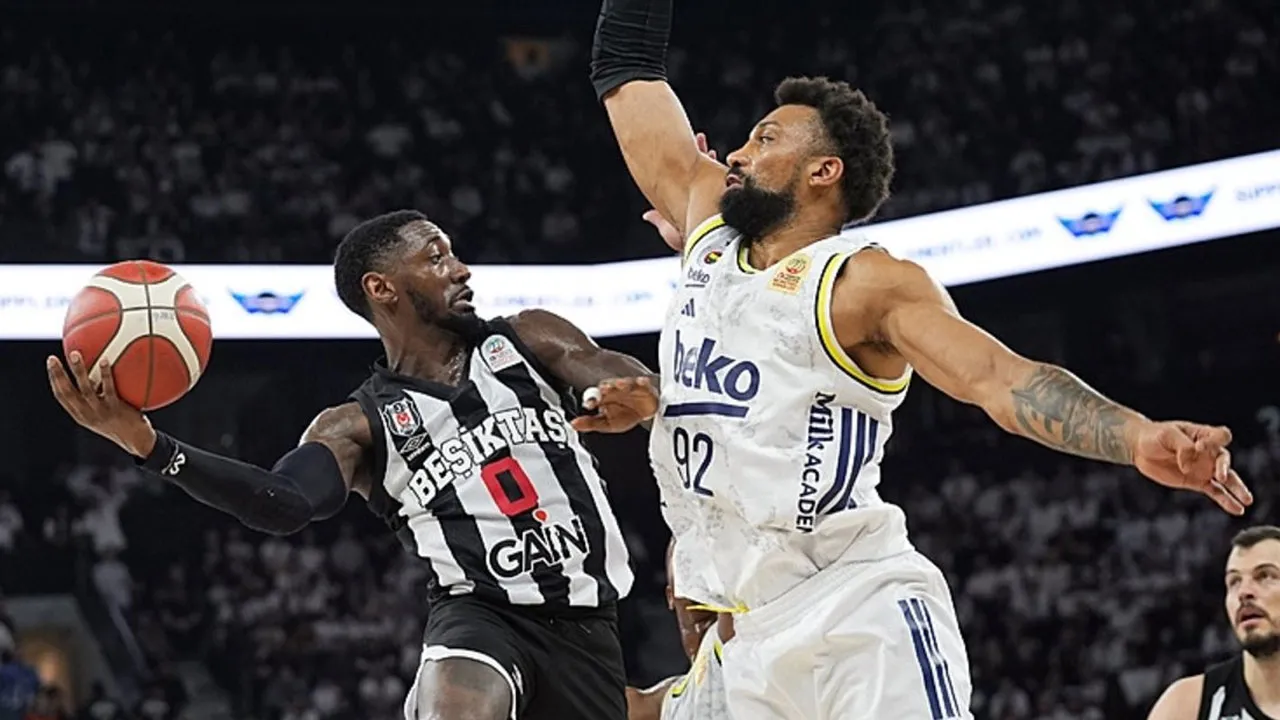 Fenerbahçe - Beşiktaş derbisi ertelendi