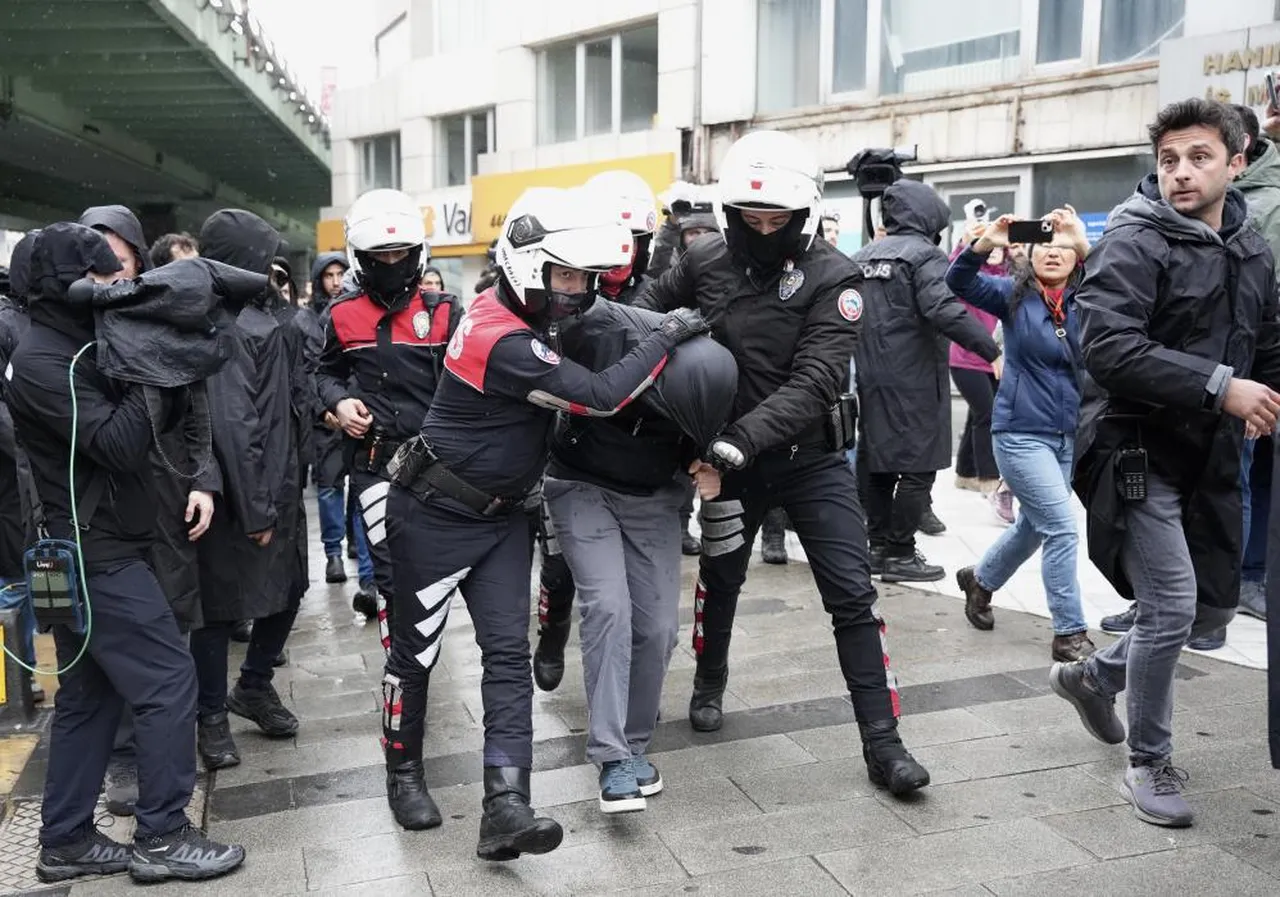 İstanbul'da izinsiz 1 Mayıs gösterilerine polis müdahalesi! Beşiktaş ve Mecidiyeköy'de gözaltılar var