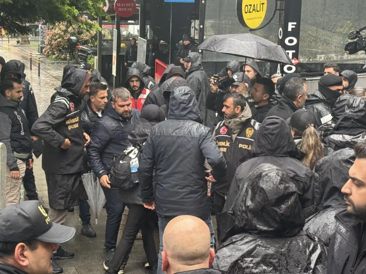 İstanbul'da izinsiz 1 Mayıs gösterilerine polis müdahalesi! Beşiktaş ve Mecidiyeköy'de gözaltılar var
