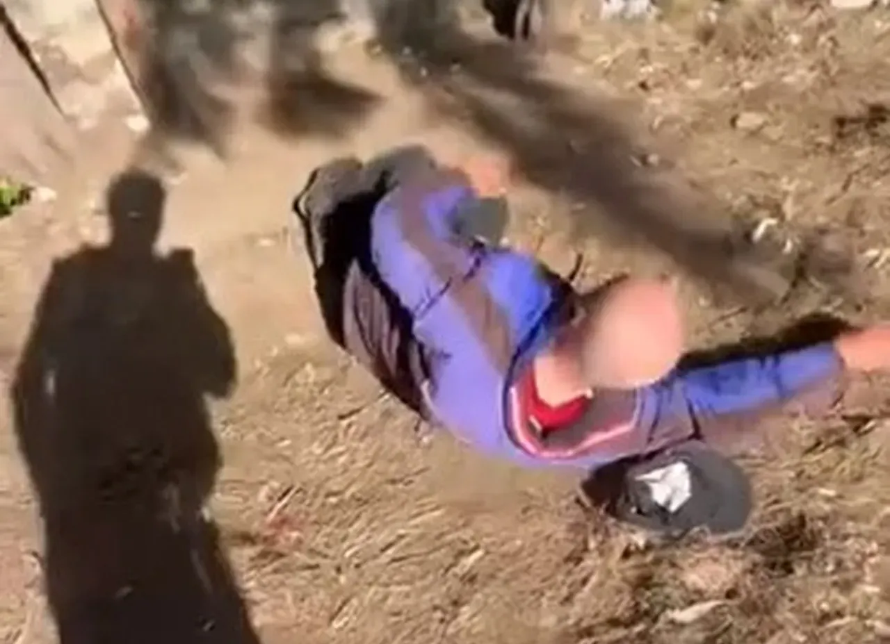 İzmirde kan donduran saldırı! Sokakta uyuyan adamla dalga geçip yüzüne tekme attılar