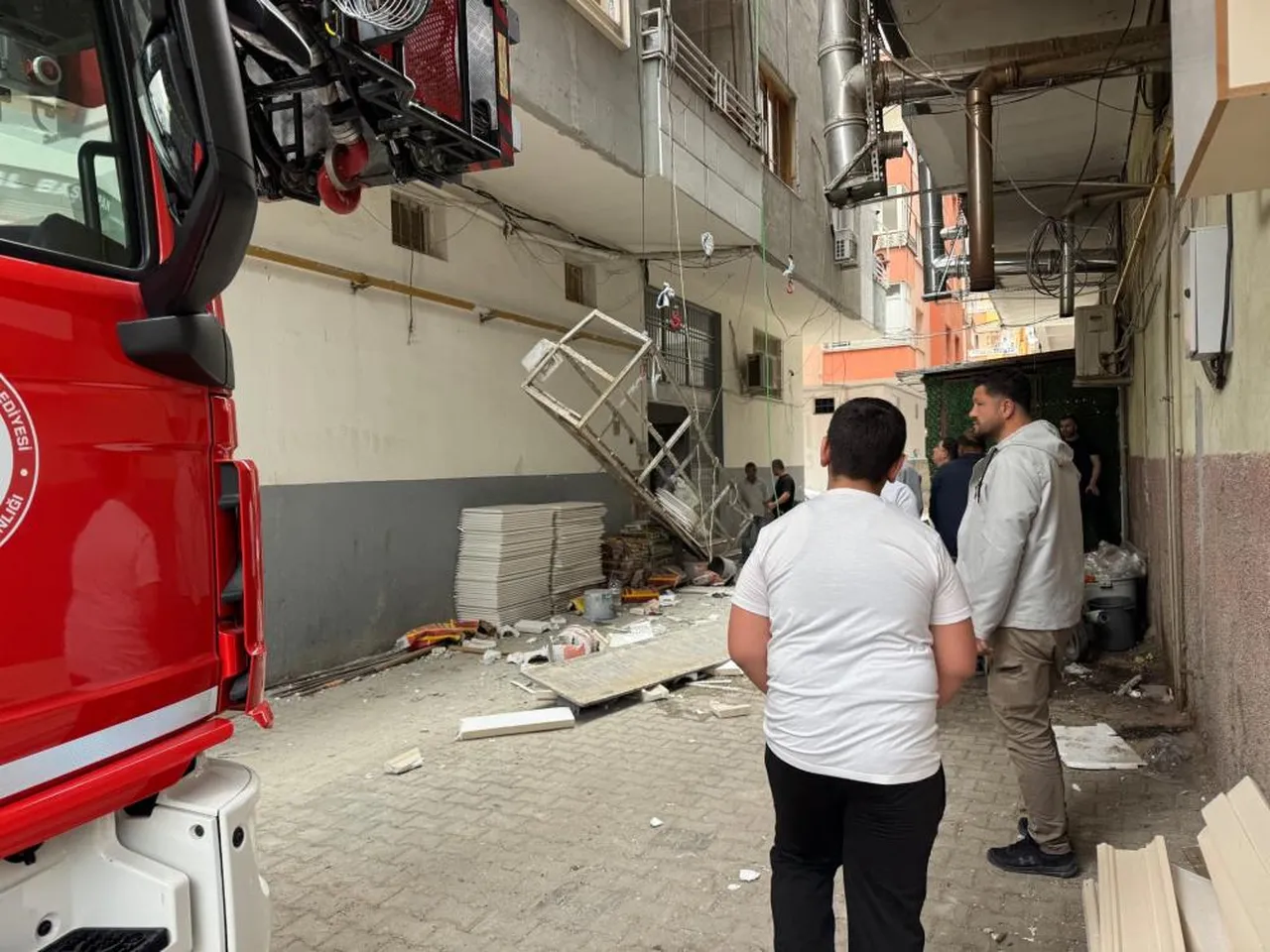 Nefes kesen kurtarma operasyonu! İşçi 5. katta asılı kaldı