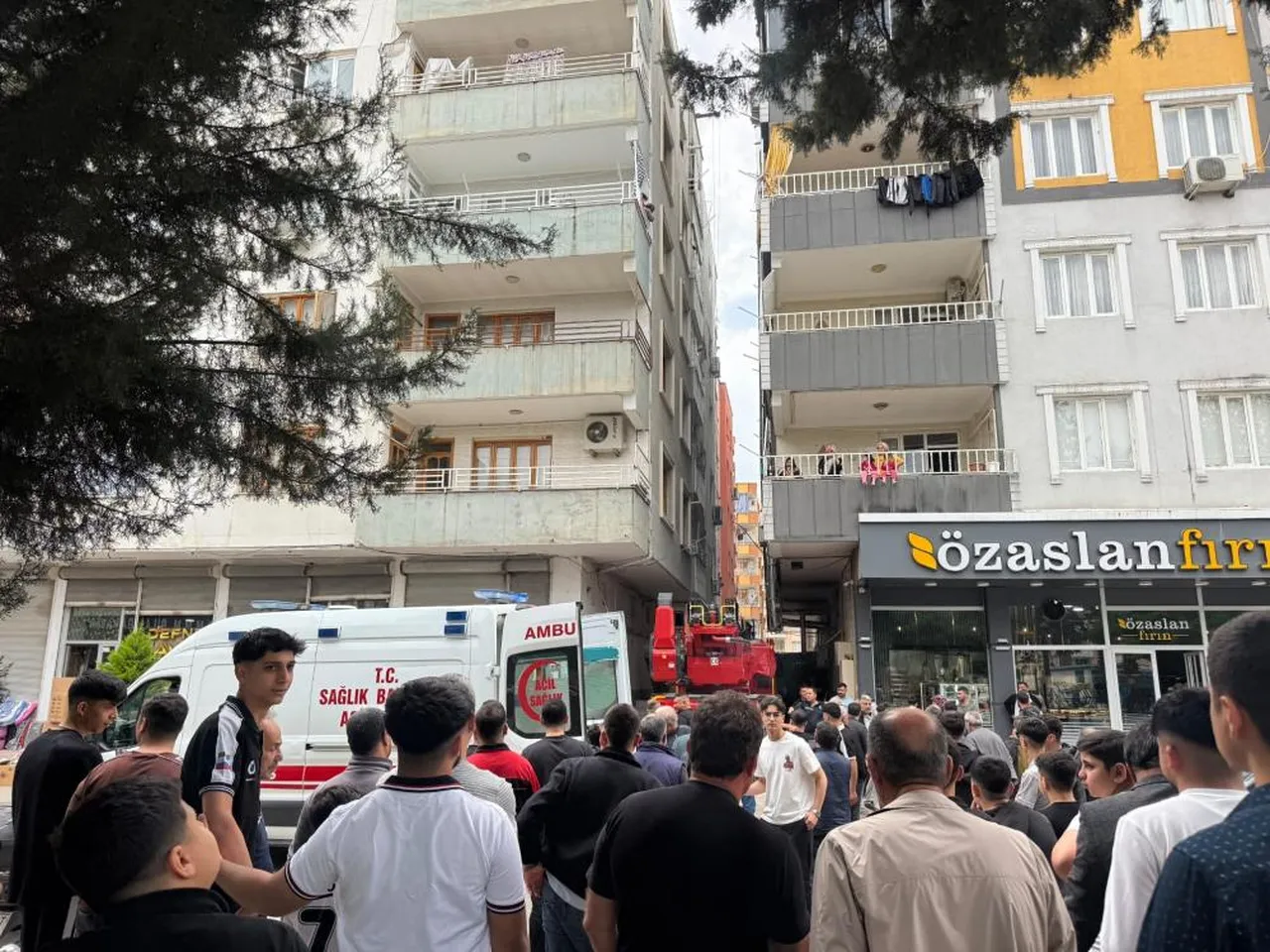 Nefes kesen kurtarma operasyonu! İşçi 5. katta asılı kaldı